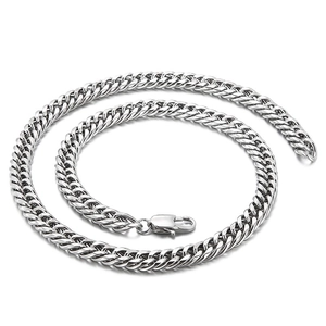 Collier gourmette en acier titane argenté poli avec fermoir mousqueton sur fond blanc
