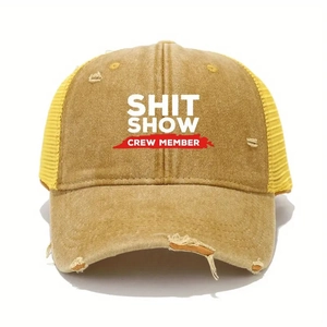 Detailaufnahme der Distressed Trucker Cap mit gelbem Shit Show Crew Member Patch