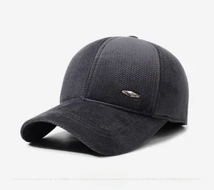 Dettaglio cappello baseball in velluto a coste grigio scuro con stemma in metallo