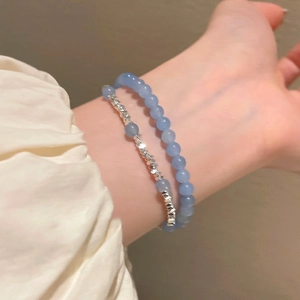 Bracelet double rang avec perles bleues translucides et accents métalliques argentés