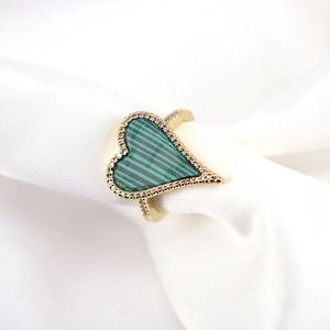 Fashionable heart-shaped gold ring with green malachite texture and zircon inlay