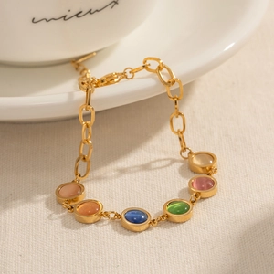 Bracelet en acier inoxydable plaqué or 18k avec pierres œil de chat sur tasse blanche