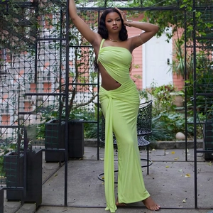 Détail de la robe longue asymétrique vert herbe avec découpe à la taille et drapé froncé