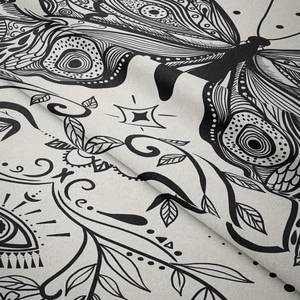 Detailaufnahme von Boho-Wandteppich mit Schmetterlingsflügeln und mystischem Auge