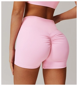 Gros plan sur le short de yoga rose à taille haute avec effet push-up fessier et galbant