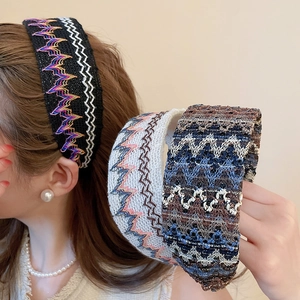 Gros plan de serre-têtes en tricot coloré à motifs ondulés sur un mannequin asiatique