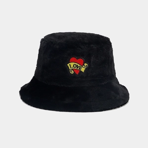 Détail d'un chapeau bob en peluche noire avec broderie cœur et écusson LOVE brodé