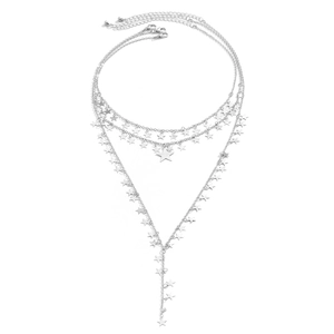 Dettaglio della collana multistrato argentata con stelle e pendente a forma di Y