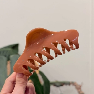 Detailed side view of 12cm caramel brown resin shark hair claw clip with strong spring