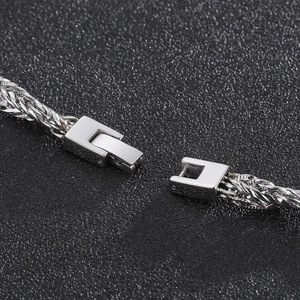 Vue macro du fermoir rabattable en acier titane argenté pour un collier de chaîne torsadée