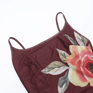 Detail van dunne schouderbandjes en rozenprint op de bordeaux bodycon-jurk