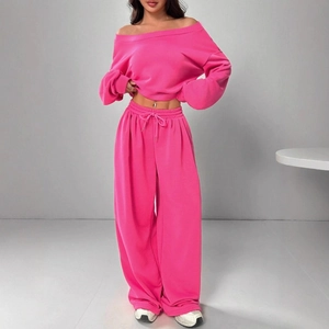 Rosafarbenes schulterfreies Sweatshirt und weite Hose im modischen zweiteiligen Set