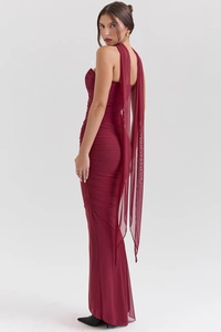 Détail de la robe bordeaux froncée avec une cape d'épaule fluide en tulle transparent