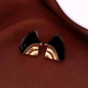 Macro de boucles d'oreilles géométriques plaquées or avec résine noire et texture ondulée