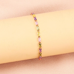 Vista macro di cristalli rettangolari colorati su un bracciale tennis placcato oro