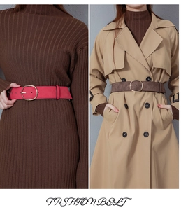Détail de ceintures en daim rouge et marron avec boucles dorées en D sur un trench