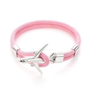 Dettaglio del bracciale in corda intrecciata rosa con ciondolo aereo in metallo argento