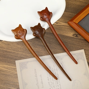 Trois épingles à cheveux en bois de santal en forme de chat, teintes marron et brun rouge