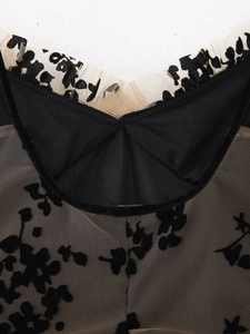 Détail du décolleté de robe en mesh avec motif dévoré et finitions plissées
