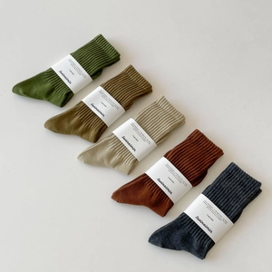 Fünf Paar Herren-Baumwollsocken in Erdtönen mit Rippstrick-Textur und schlichten Unifarben