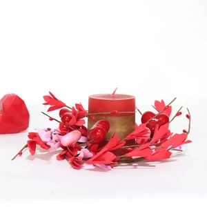 Bougie pilier rouge avec couronne de fleurs et cœurs pour décoration de Saint-Valentin