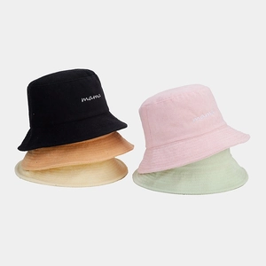 Dettaglio di cinque cappelli alla pescatora in cotone colorato con ricamo mama