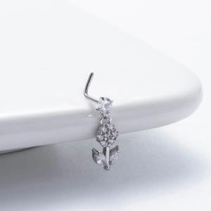 Silberner L-Nasenstecker mit mikro-besetzter Zirkonia-Blume und Blattanhänger im Detail