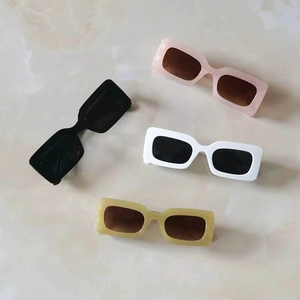 Occhiali da sole retrò con montatura quadrata spessa in nero e rosa per un look alla moda