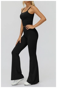 Dettaglio del set yoga nero elasticizzato con canotta e leggings a zampa per il fitness