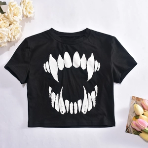 Détail d'un t-shirt court noir avec motif dents blanches et fleurs décoratives