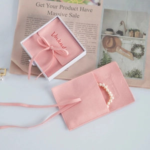 Sacchetto per gioielli in velluto rosa con nastro, elegante borsa quadrata per anelli.