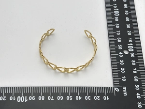 Top view of gold-plated heart link bangle showing measurements on a white background