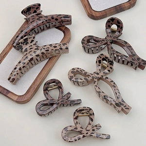 Set of stylish leopard print hair claws with bow shapes and premium resin finish