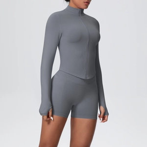 Détail de l'ensemble de yoga gris foncé avec poignets passe-pouce et tissu côtelé