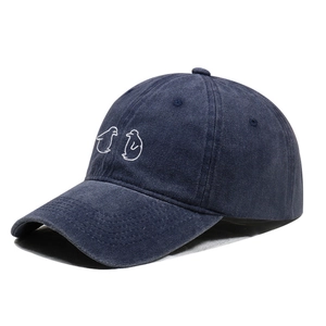Vintage gewassen donkerblauwe katoenen honkbalpet met minimalistisch pinguïnborduursel