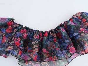 Detailaufnahme der schulterfreien Blumenbluse aus Chiffon mit Lagen aus Organza