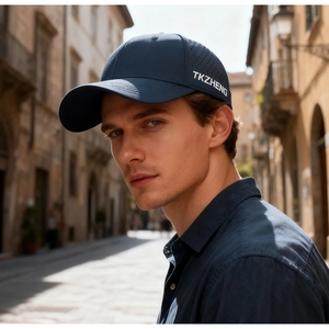 Dettaglio del cappellino da baseball blu scuro ad asciugatura rapida con fori laserati
