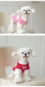 Détail d'un pull en peluche pour chiens avec broderie coeur et poignets côtelés doux