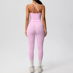 Détail de la brassière à dos croisé et du legging de yoga taille haute rose