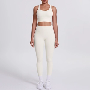 Vue de face d'un ensemble de yoga sans couture crème avec soutien-gorge et legging taille haute