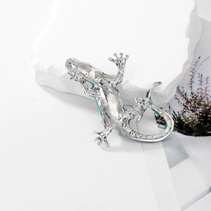 Elegant lizard brooch in silver finish with detailed textured back and secure pin clasp