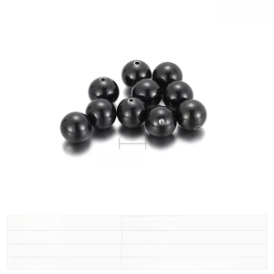 Gros plan de perles en acier inoxydable noir de 11mm avec finition lisse et polie