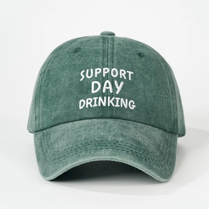Détail de la broderie Support Day Drinking blanche sur une casquette en coton lavé vert