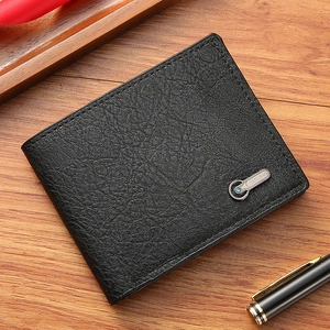 Portefeuille pour homme en cuir noir à grain lychee sur un bureau en bois sombre élégant