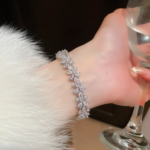 Gros plan d'un bracelet fleuri en zircon scintillant au poignet au style élégant