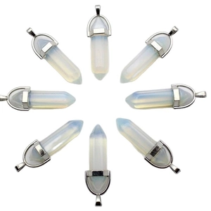 Set van 8 zeshoekige opaliet kristallen hangers met zilveren metalen kapjes op wit