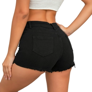 Dettaglio degli shorts in denim nero a vita alta con orli sfrangiati e tasche posteriori