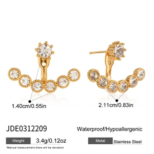Dettaglio orecchini dorati con zirconi, dimensioni 1,4x2,11 cm e peso di 3,4 g totali