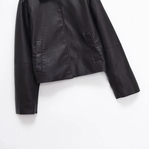 Veste courte chic en similicuir noir avec col à revers et détails de poches sur fond blanc