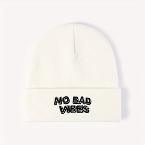 Bonnet en tricot blanc avec broderie NO BAD VIBES dans un style décontracté chic